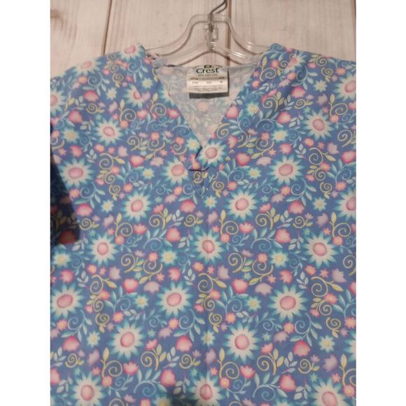 Crest Scrub Top Ladies Medium Blue Pink Floral Pastel - Picture 3 of 6